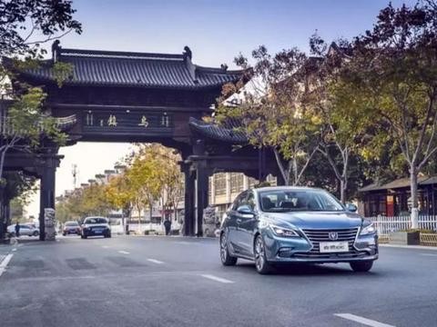 中外轿车头牌实力PK，睿骋CC垂直打击卡罗拉