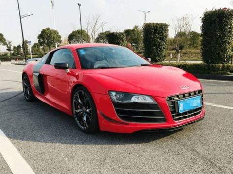 浙江小伙开283万元的奥迪R8见朋友, 进车后朋友却连声赞许！