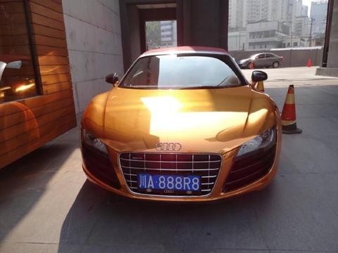 国内偶遇一辆香槟金的奥迪R8, 外观“逆天”, 车牌号更”牛“