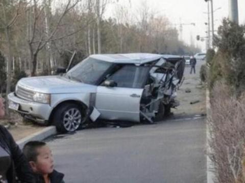 两辆百万豪车高速相撞，车身完全变形，车主没事！