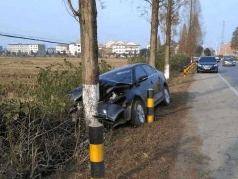 男子驾驶速腾回老家，半路却撞到树上，车主：还好没被树劈成两半