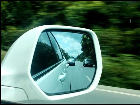 解密汽车后视镜不只是单纯往后看的功能