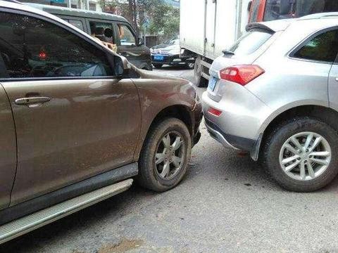 路上三辆车连撞，中间的众泰T600实在是太硬了，质量没的说