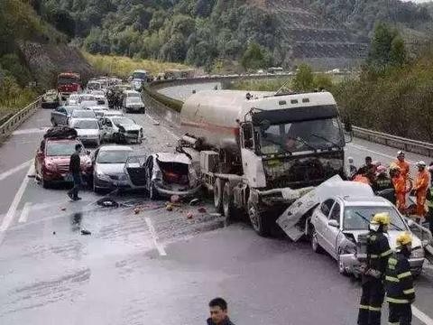 瑞虎7遭遇多车“夹心”撞击, 奇瑞这质量要逆天