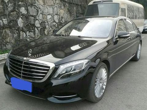 老板开227万元的奔驰S500L去见客户，客户进入车厢后不由自主笑