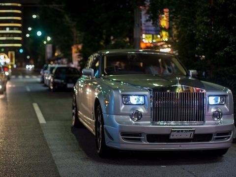 比起泰仔移植4G63T的马3，WB更服日本移植 2JZ 引擎的劳斯莱斯