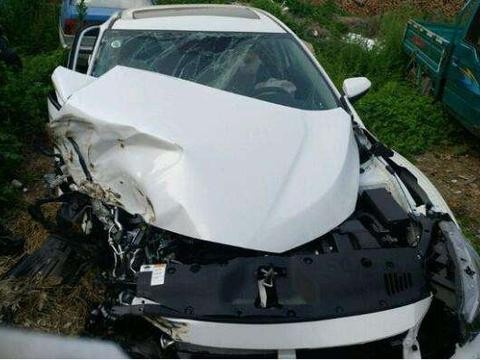 本田思域被撞断轴直接作废 网友: 现在卖二手都不值钱