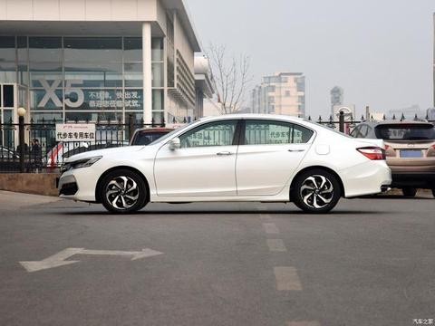 黑马级中级车油耗4L, 一箱油能跑两千公里, 卖23万叫板迈腾！