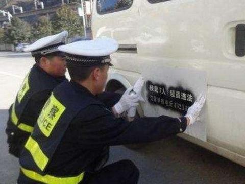 崭新的宝马X3上牌时被喷字，车主郁闷吐血：5座的为啥也要喷？