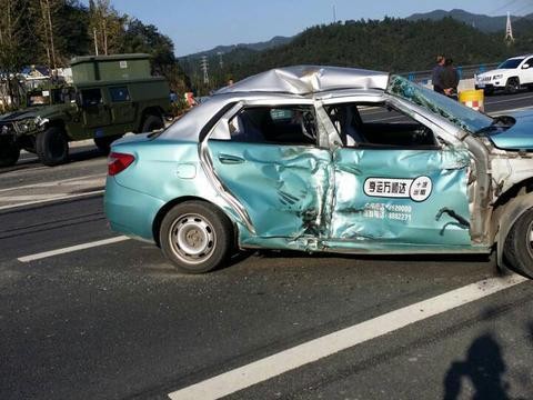 3.5吨重的东风猛士，与出租车正面“较量”悲催的风神S30很受伤