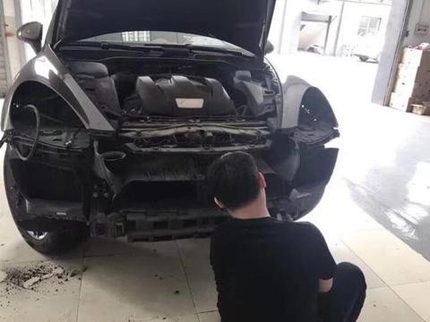 保时捷卡宴撞坏了, 维修时拆下保险杠, 才明白为何车子要上百万