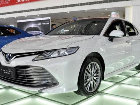 全新“凯美瑞混合动力版”销量喜人，驾驶质感超过奔驰