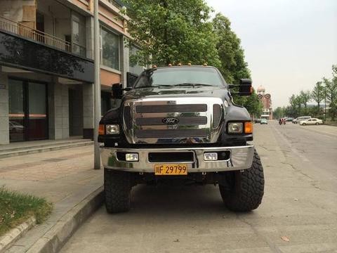 四川最贵皮卡车，买它还送一辆宝马，给轮胎充气很让人头疼