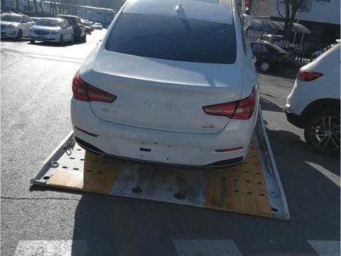 首台红旗H5抵达4S店, 全触摸中控台逼格高, 还配迎宾灯, 售15万