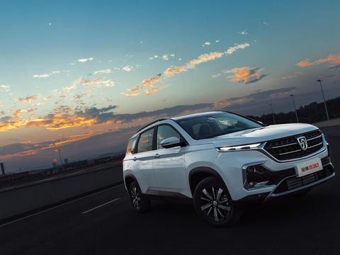 宝骏530将于3月上市! 外观颜值霸气, 内饰配置丰富, 8万起售