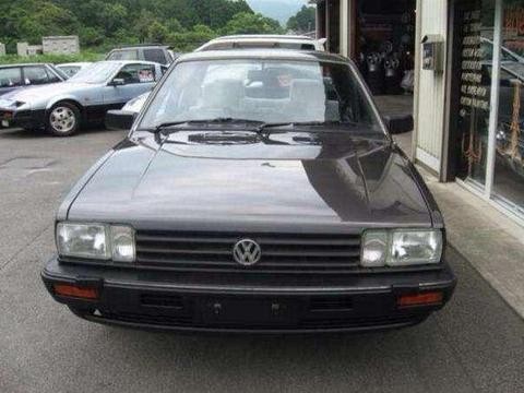 路边停了一辆大众桑塔纳，看到行驶证后大家才知道这车值上百万