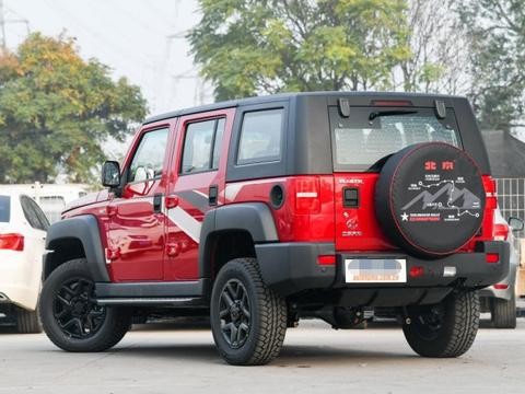 55亿战狼2带不火BJ40，外形不输牧马人，销量却十分惨淡！