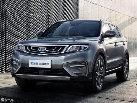 原有的按键被纯平触控按键取代，赋予中控区域更简洁的设计感！