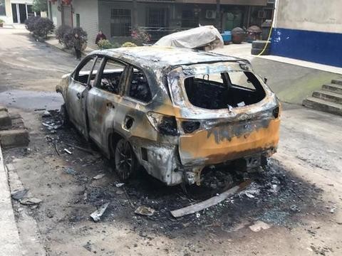 天寒地冻，小伙新款汉兰达放在自家小区，下楼后看到爱车当场崩溃