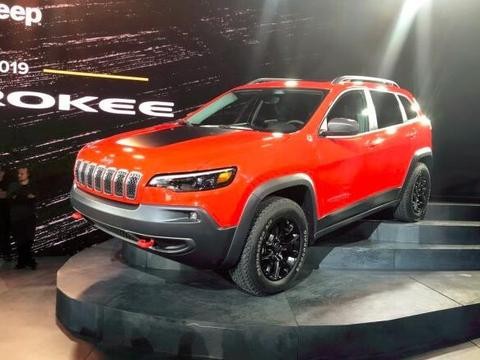 新款Jeep自由光不再有分体大灯 但加持2.0T发动机