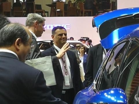 保时捷CEO在众泰展台前露出的迷之微笑事件在网上炸了锅！