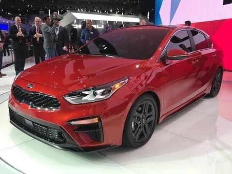 起亚彻底翻身，外观猛如虎，1.4T油耗3毛，仅8万，干翻英朗