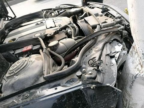 14奔驰E300事故车，发动机完好无损售价30万，你们认为贵不贵？