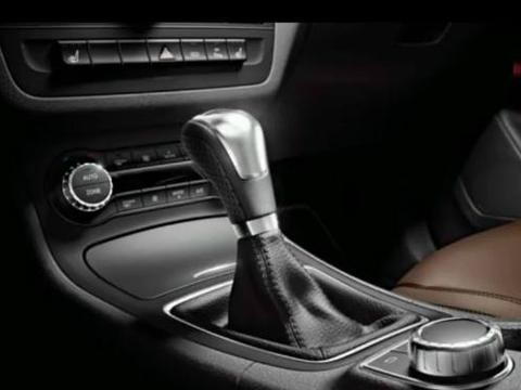 看完它的内饰，我果断下单购买，奔驰的这款汽车真便宜