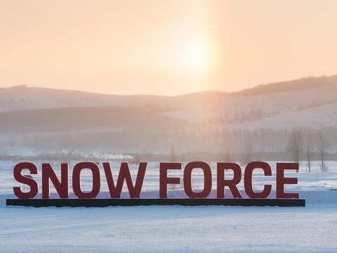 不到两天时间，我们铲平了冰湖上的雪