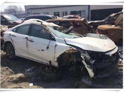 小伙新提十代思域没到家就撞成报废，车主：再也不会考虑日系车