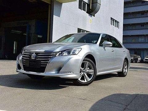 2.0T+爱信8AT, 空间远超对手, 丰田新皇冠降至23万, 还买啥迈腾?