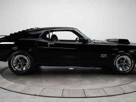 买辆野马回老家, 村里大爷不懂装懂, 说这是法拉利!