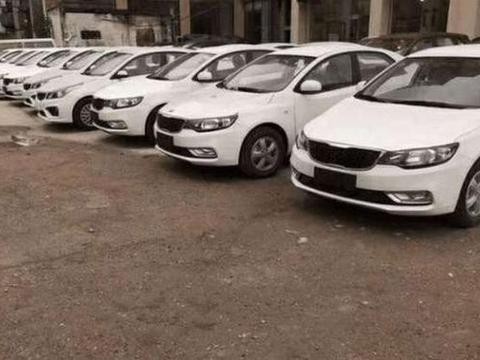 偶遇十几台起亚库存车，店员：库存时间一年多了，现统统6折清仓