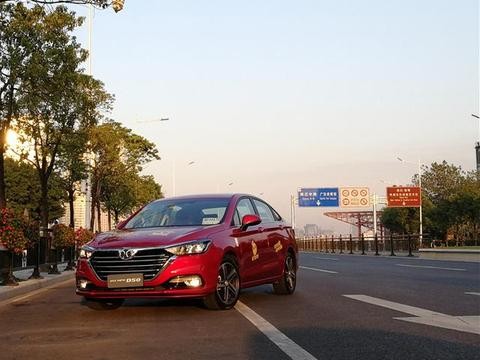 比起CES上的AI技术，全新绅宝D50的智能科技更加实用方便