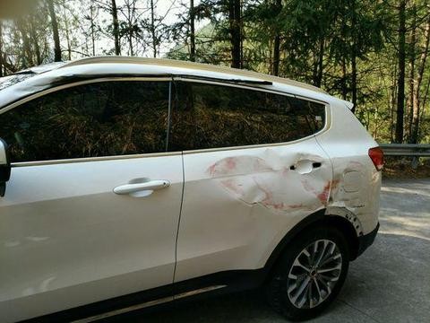 新车哈弗H6遭刮蹭门把手不见外壳变形