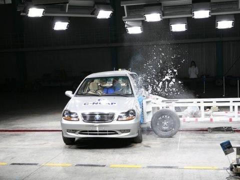 吉利不可思议的一撞! 一旁的老大爷说