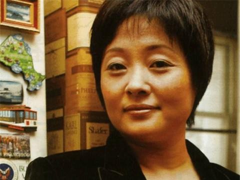 裸婚嫁傅彪，丈夫因癌去世，她13年未嫁，今坐拥豪华车成这般