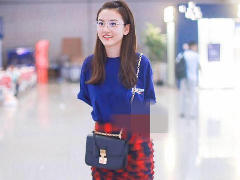 宋祖儿戴眼镜现身机场很可爱,张子枫的小黄帽造型好看吗?