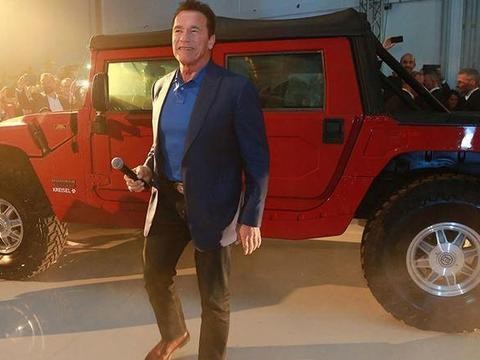 离开影坛依旧雄心壮志，昔日美国硬汉打造世界首款电动悍马！