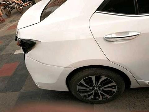 新买的丰田卡罗拉，老婆偏要开着去上班，看到这一幕老公火冒三丈