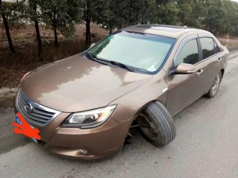 比亚迪G6马路正常行驶，车头一沉，车轮脱离车身，车主一脸茫然