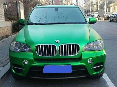 小伙为让父亲换车，偷偷开父亲的宝马X5去贴膜：回来后如愿以偿