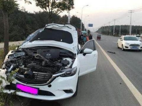 刚买四个月的马自达阿特兹追尾三轮摩托车，变形严重