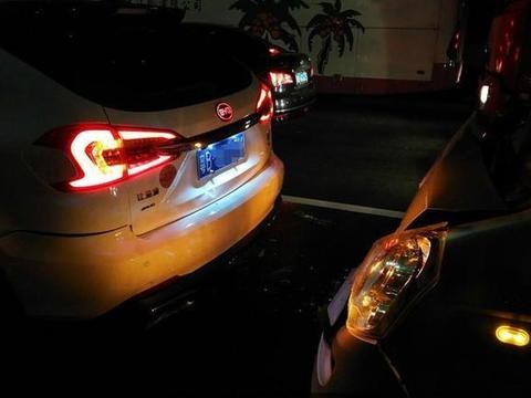 神车五菱高速追尾比亚迪唐