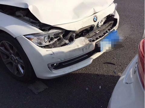 宝马3系追尾沃尔沃XC60，车主：同样是豪车，为什么差距如此之大