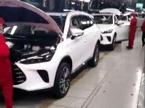 比亚迪新车即将上市，气场如此强大，4.5s破百油耗低至2L