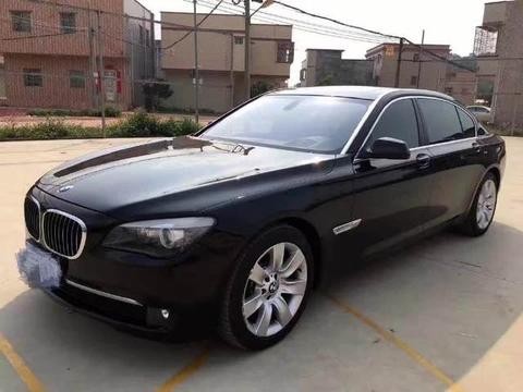 小伙花26.8万买了辆豪华型12款宝马750，发小借去相亲！