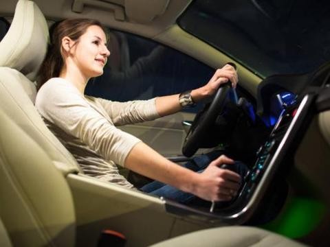 晚上开车驾驶室为什么不开灯？看过这些你就明白了