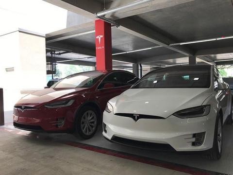 花110万买辆特斯拉Model X, 看到车脸女友不经捧腹大笑！