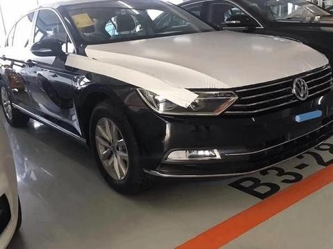 线条紧凑优雅，腰线修长，溜背式车顶设计让车身圆润饱满。